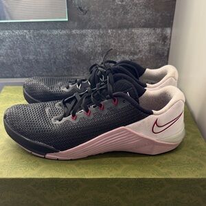 Nike Women's Black and Pink Athletic Shoes